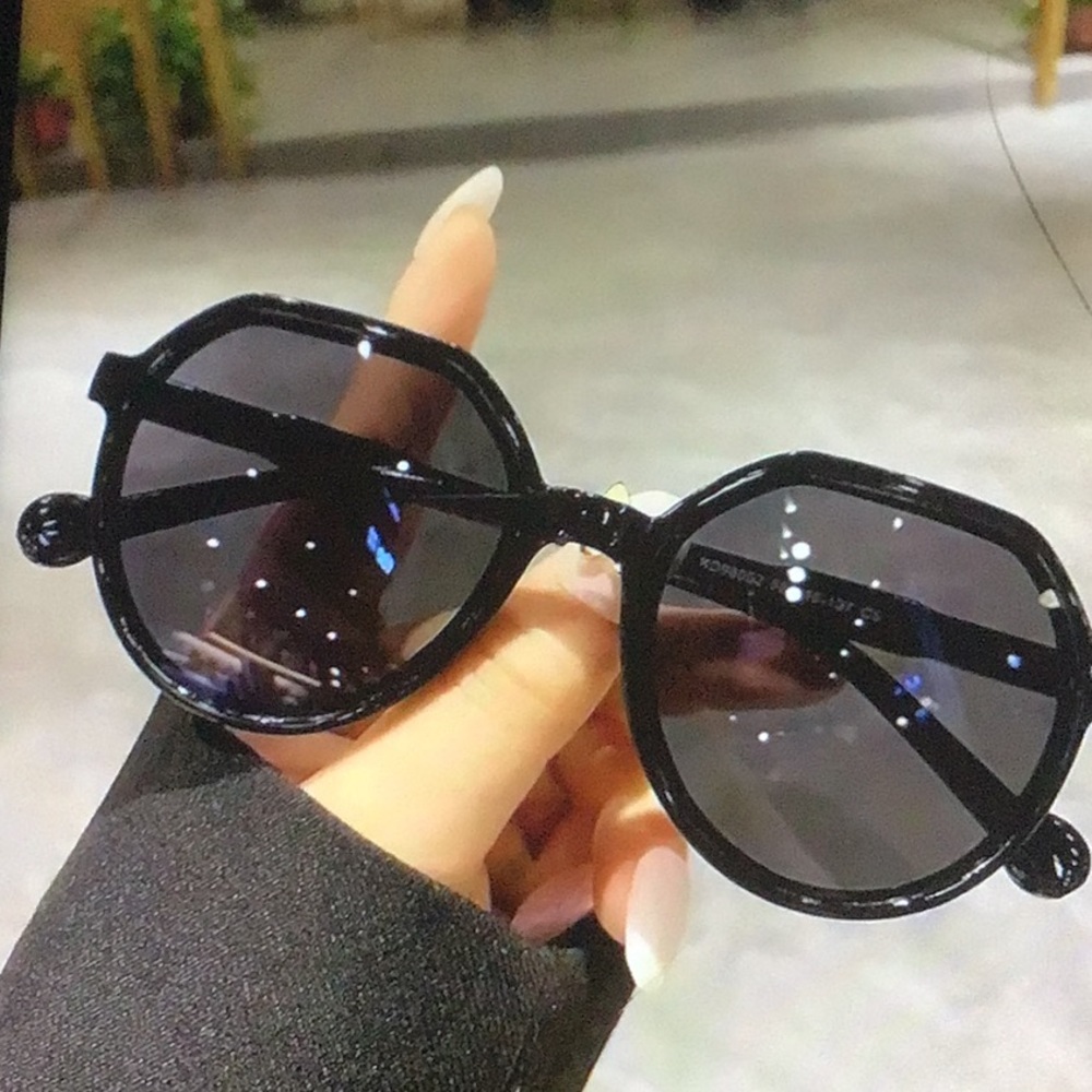 Round Fashion retro sunglasses, black frame, UV400.